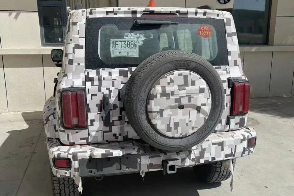 Tank 300 с V6 сзади