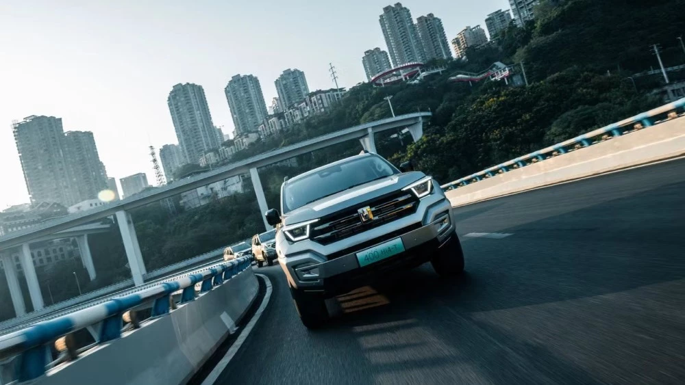 Внедорожник Tank 400 Hi4-T спереди