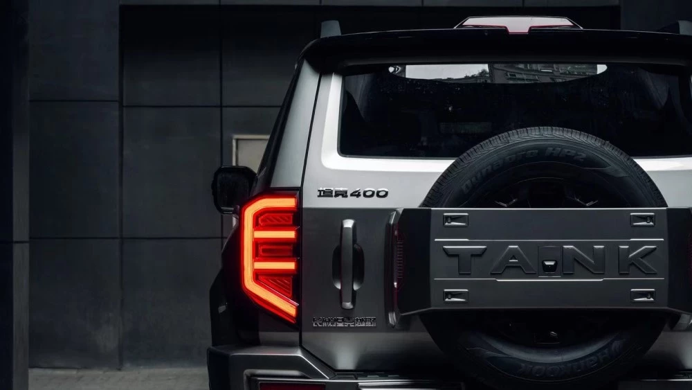 Внедорожник Tank 400 вышел на рынок Китая. И сразу подешевел Внедорожник Tank 400 Hi4-T сзади