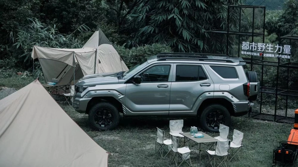 Внедорожник Tank 400 Hi4-T сбоку