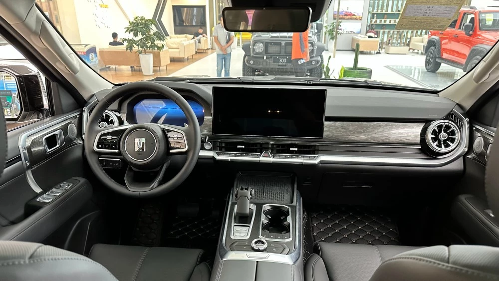 Внедорожник Tank 400 Hi4-T салон интерьер