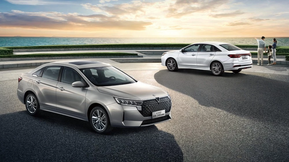 Седан Venucia D60 Plus сбоку спереди сзади