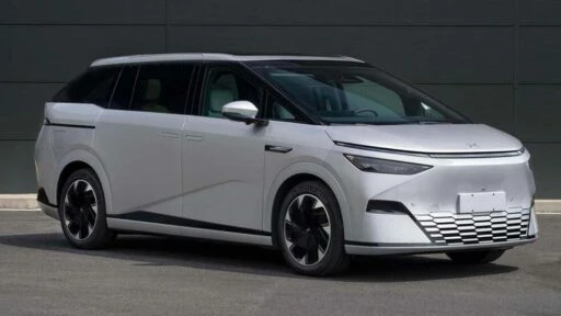 Xpeng X9 минивэн сбоку спереди