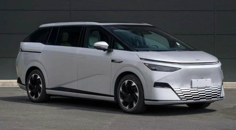 Xpeng X9 минивэн сбоку спереди