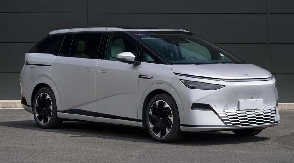 Китайцы помешались на минивэнах. Но что от этого россиянам? Xpeng X9 минивэн сбоку спереди