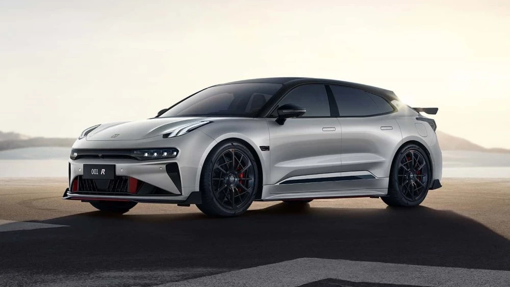 Электрический лифтбек Zeekr 001 FR сбоку спереди