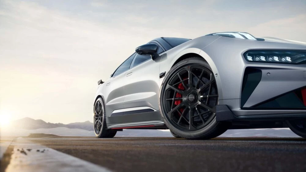 Электрический лифтбек Zeekr 001 FR сбоку спереди