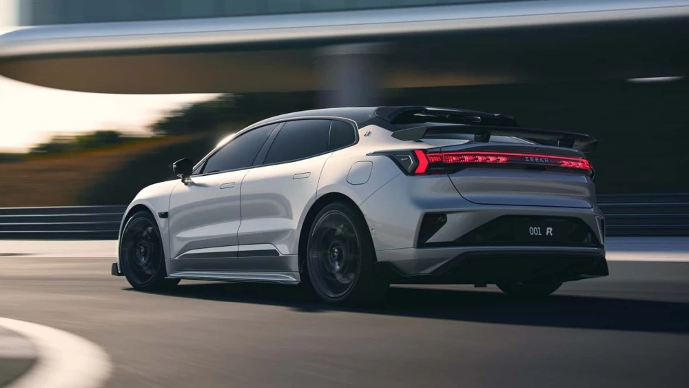 Электрический лифтбек Zeekr 001 FR сбоку сзади