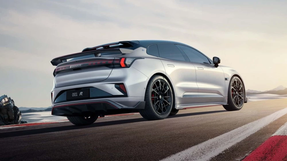 Электрический лифтбек Zeekr 001 FR сбоку сзади