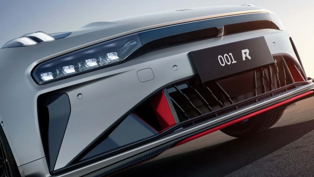 Zeekr представил самый быстрый автомобиль Китая. На 1265-сильный лифтбек уже принимают заказы Электрический лифтбек Zeekr 001 FR спереди решетка радиатора