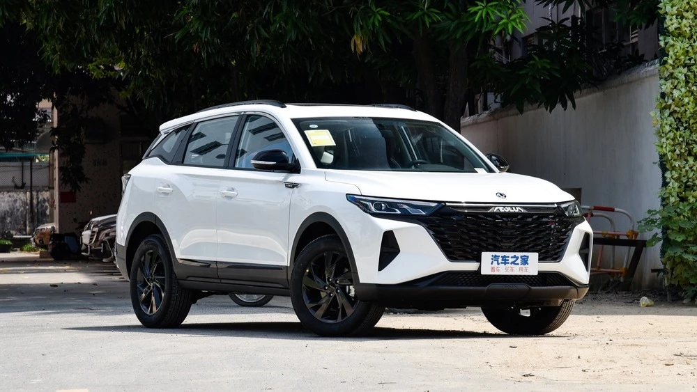 Dongfeng Aeolus AX7 спереди сбоку