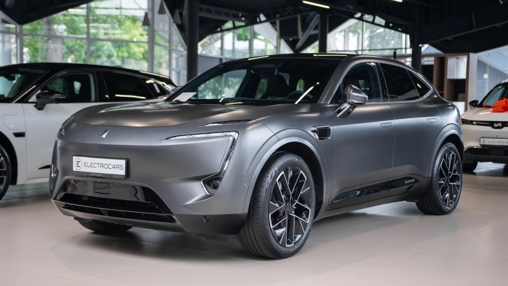 Электрический кроссовер Avatr 11 у дилера Electrocars сбоку спереди купить