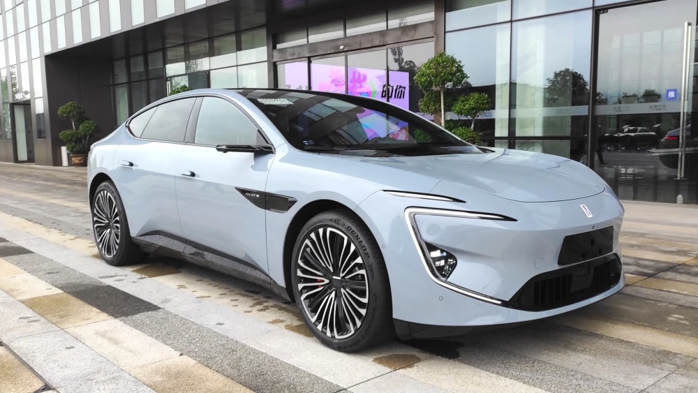 Китайская «Победа». Чем хорош Avatr 12, который хотят привезти в Россию Avatr 12 сбоку спереди