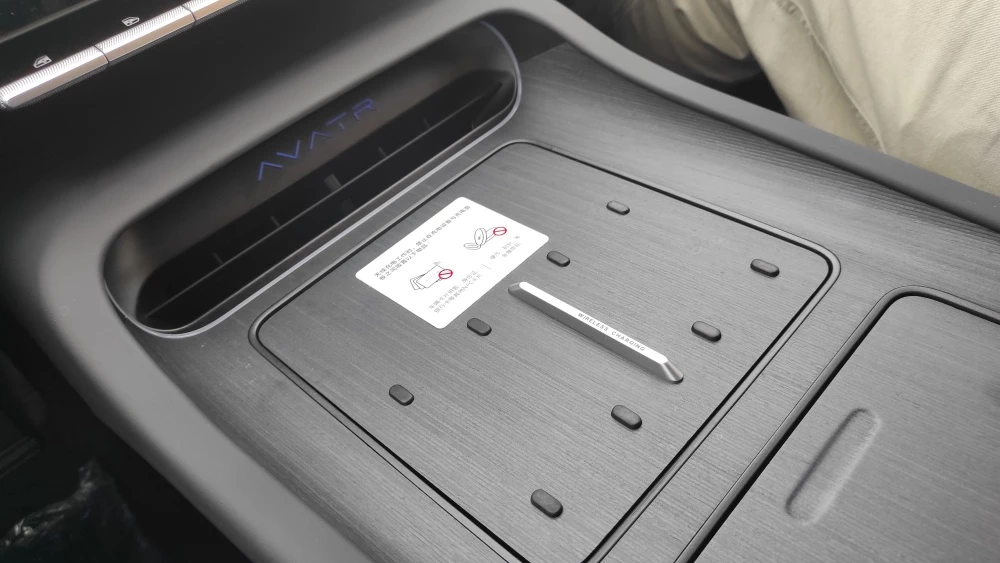 Avatr 12 салон интерьер тоннель беспроводная зарядка