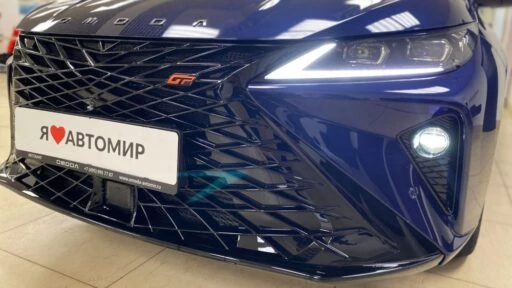 заряженный седан OMODA S5 GT спереди решетка