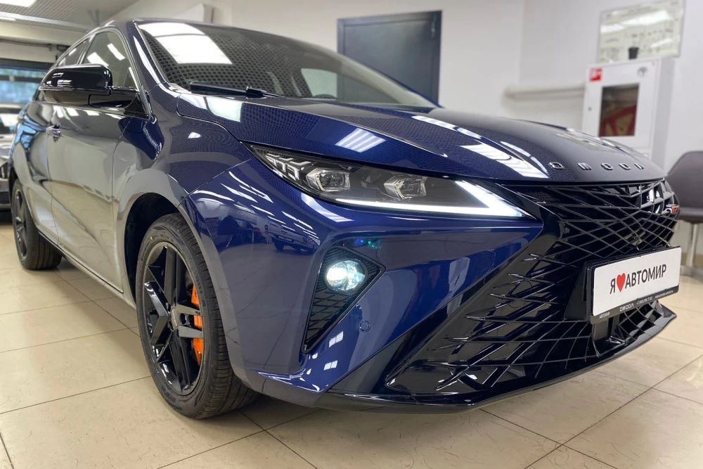 заряженный седан OMODA S5 GT сбоку спереди дилер Автотрейд