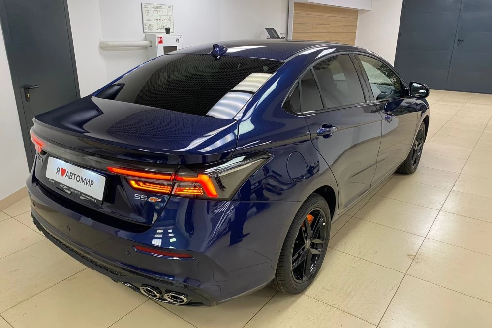 заряженный седан OMODA S5 GT сбоку сзади дилер Автотрейд