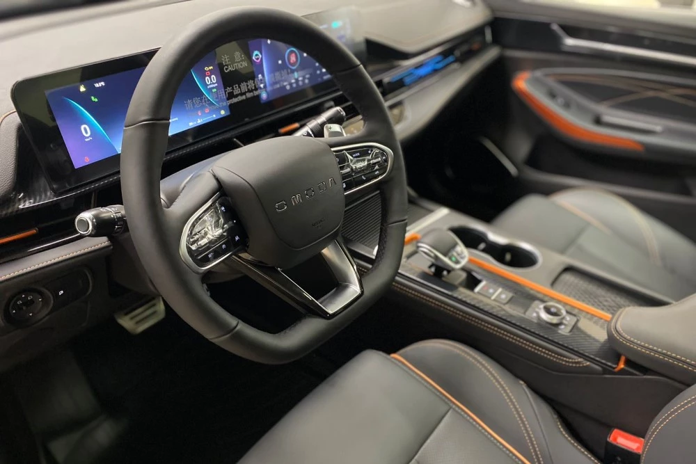 заряженный седан OMODA S5 GT салон интерьер дилер Автотрейд