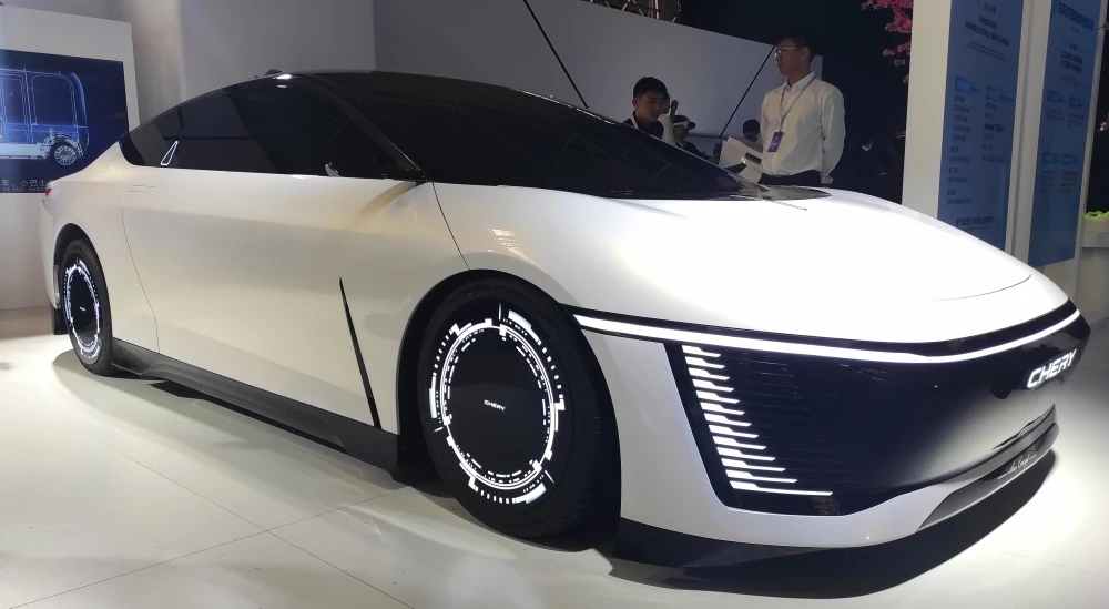 Концепт-кар Chery Aero сбоку спереди