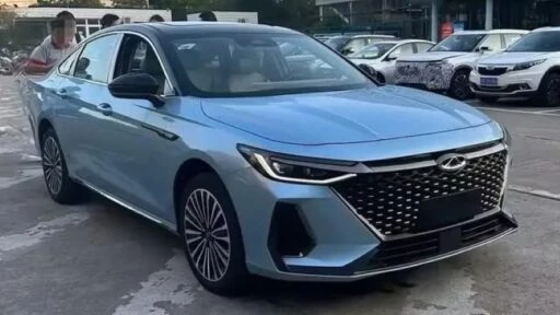 Гибридный седан Chery Arrizo 8 Fengyun Amulet A8 сбоку спереди