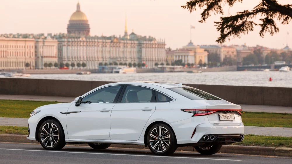 Седан Chery Arrizo 8 сбоку сзади