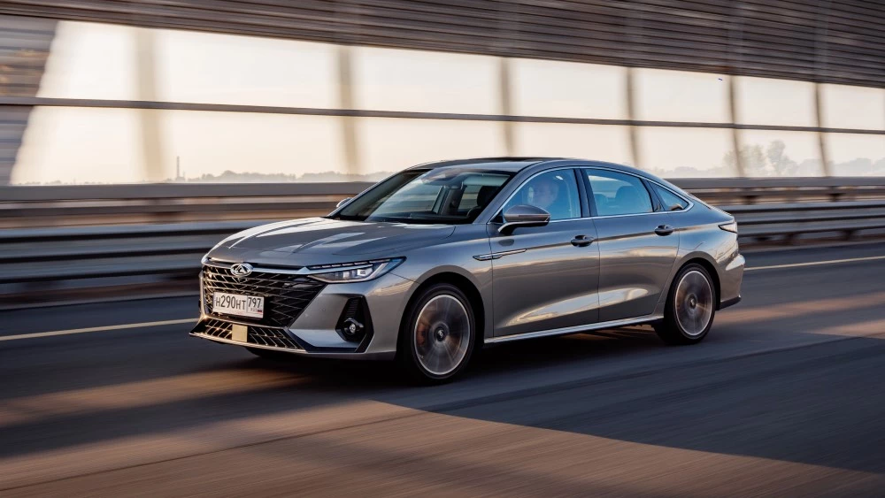 Седан Chery Arrizo 8 сбоку спереди в динамике