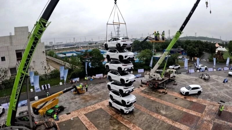 Пример для подражания. Chery повторила трюк Volvo с башней из семи автомобилей Chery eQ7 башня прочность кузова