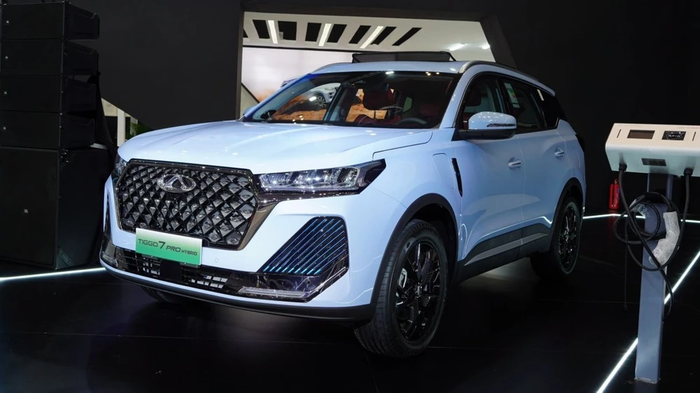 Гибридный кроссовер Chery Tiggo 7 Pro PHEV сбоку спереди Женевский автосалон