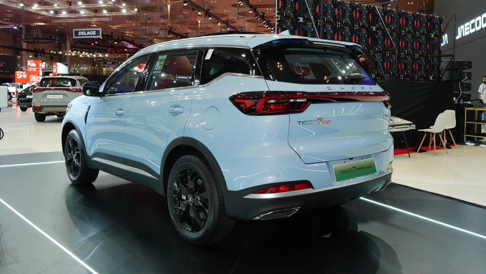 Гибридный кроссовер Chery Tiggo 7 Pro PHEV сбоку сзади Женевский автосалон