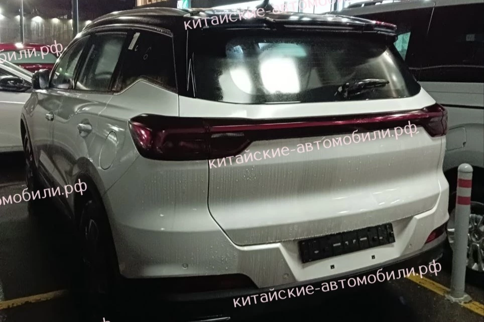 Гибридный кроссовер Chery Tiggo 7 Pro e+ в России Москве сзади сбоку