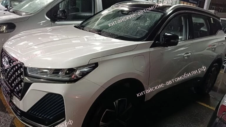 Гибридный кроссовер Chery Tiggo 7 Pro e+ в России Москве спереди сбоку