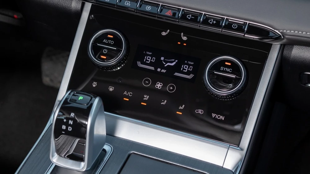 Гибридный Chery Tiggo 7 Pro Plug-in Hybrid салон интерьер сенсорная панель климат-контроль