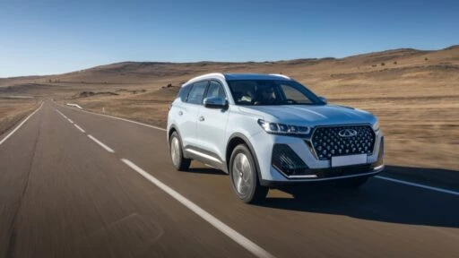 Гибридный Chery Tiggo 7 Pro Plug-in Hybrid в динамике сбоку спереди