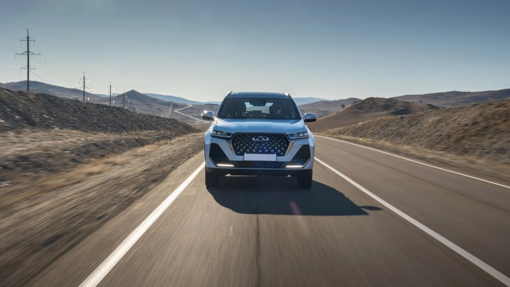 Гибридный Chery Tiggo 7 Pro Plug-in Hybrid в динамике спереди