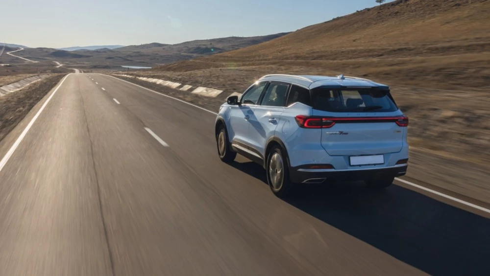 Гибридный Chery Tiggo 7 Pro Plug-in Hybrid в динамике сбоку сзади