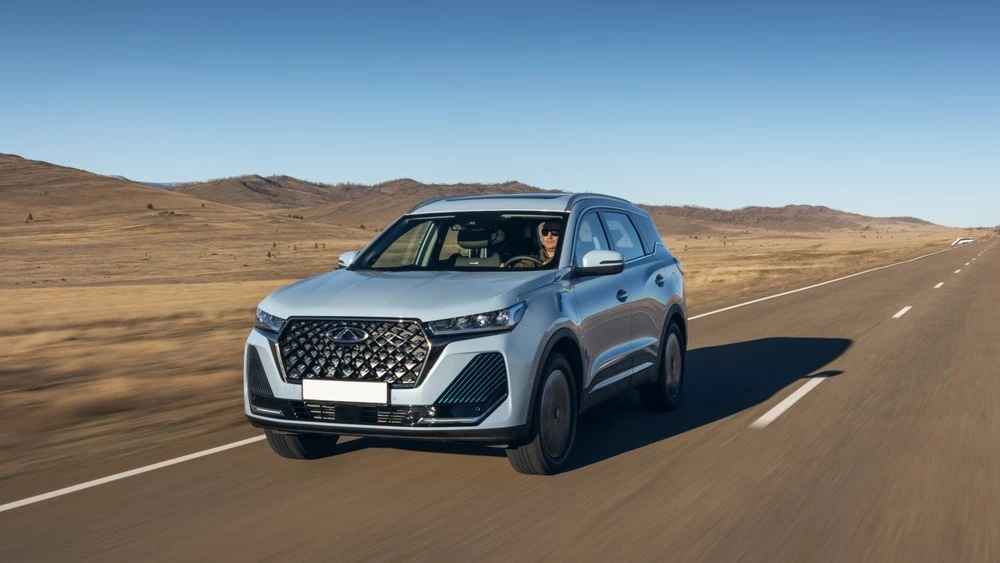 Гибридный Chery Tiggo 7 Pro Plug-in Hybrid в динамике сбоку спереди