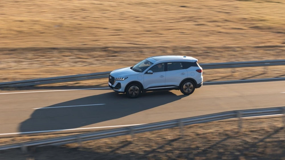 Гибридный Chery Tiggo 7 Pro Plug-in Hybrid в динамике сбоку сверху