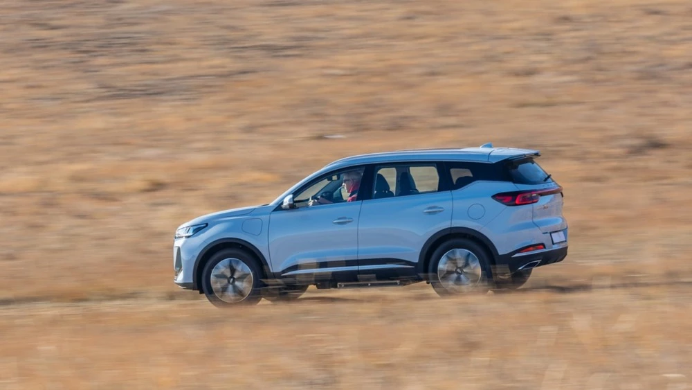 Гибридный Chery Tiggo 7 Pro Plug-in Hybrid в динамике сбоку