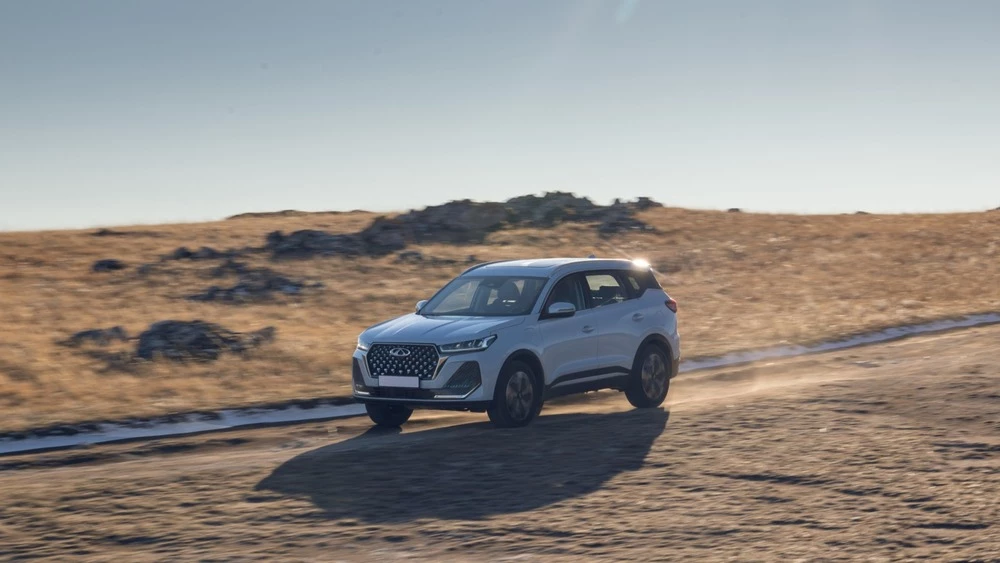 Гибридный Chery Tiggo 7 Pro Plug-in Hybrid в динамике сбоку спереди