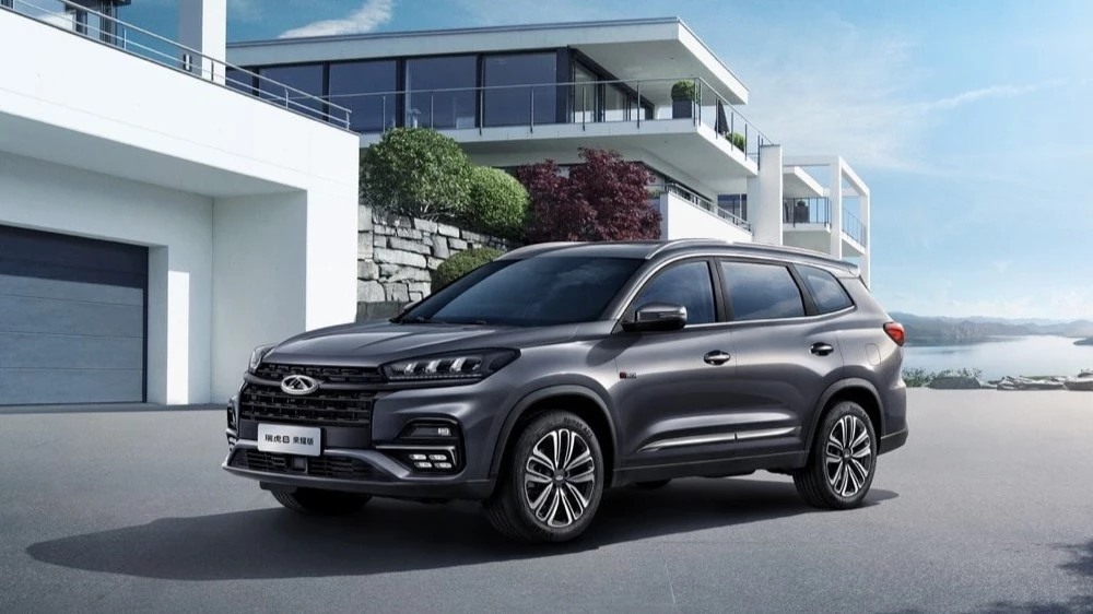 Обновленный кроссовер Chery Tiggo 8 сбоку спереди