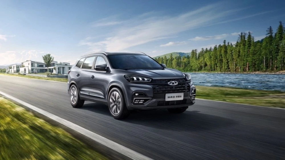 Обновленный кроссовер Chery Tiggo 8 сбоку спереди