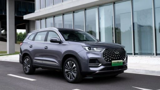 Гибридный кроссовер Chery Tiggo 8 Pro Plug-in Hybrid сбоку спереди обновленный