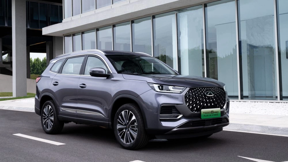 Chery анонсировала кроссовер Tiggo 8 Pro Plug-in Hybrid. Чем он отличается от актуального гибрида Гибридный кроссовер Chery Tiggo 8 Pro Plug-in Hybrid сбоку спереди обновленный