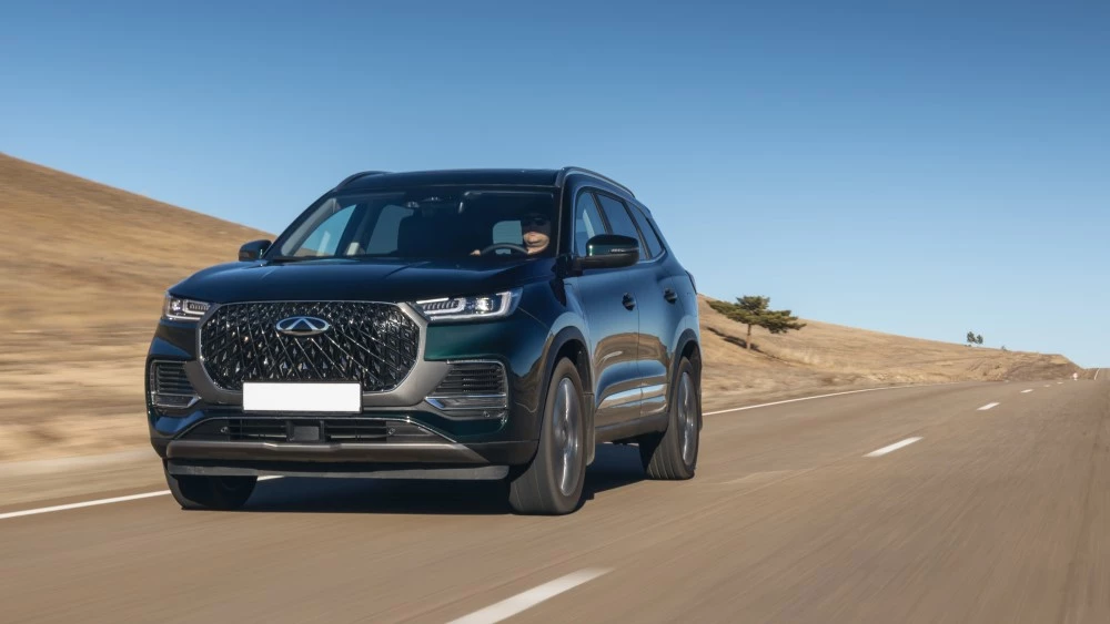 Chery Tiggo 8 Pro Plug-in Hybrid. Чем порадует свежий гибрид, кроме смены имени? Chery Tiggo 8 Pro Plug-in Hybrid в динамике сбоку спереди