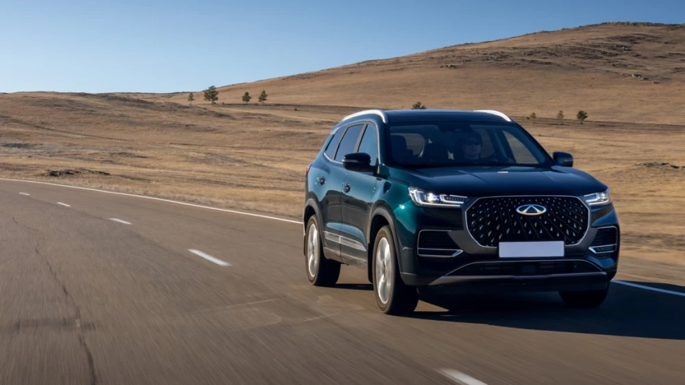 Chery Tiggo 8 Pro Plug-in Hybrid в динамике сбоку спереди