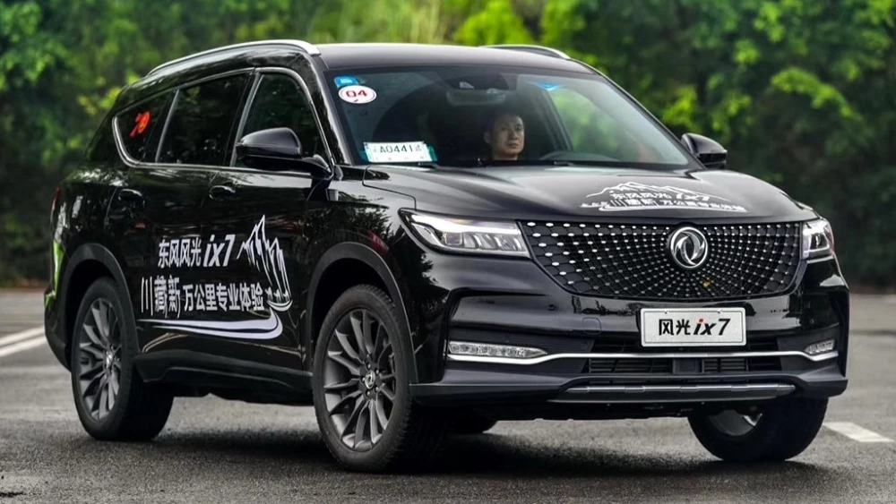 Dongfeng Fengon ix7 сбоку спереди