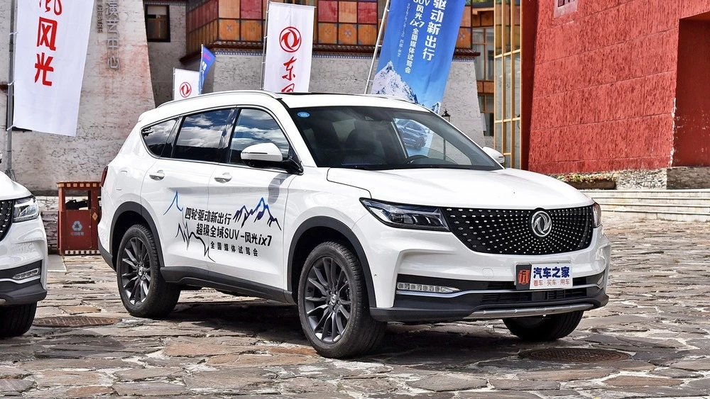 Dongfeng ix7 спереди сбоку