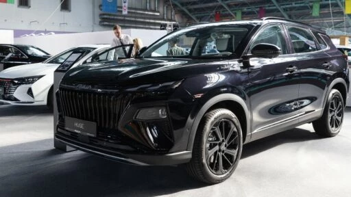 Кроссовер Dongfeng Aeolus Huge на выставке «АвтоЭкспо» 2023 сбоку спереди