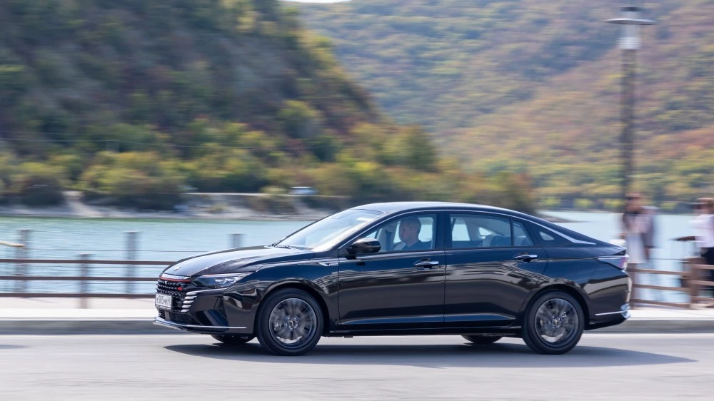 Dongfeng Aeolus Shine Max в динамике сбоку