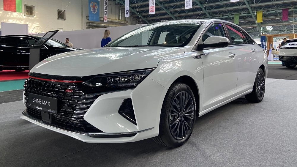 Седан Dongfeng Aeolus Shine Max на выставке «АвтоЭкспо» 2023 сбоку спереди